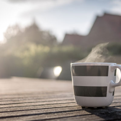 Kaffeetasse auf einem Gartentisch